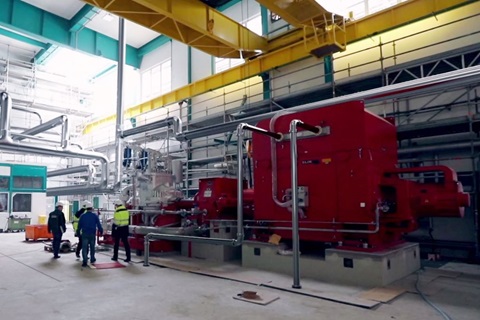 Bild von Szene aus dem Begleitfilm zum Projekt: Die Dampfturbine mit Generator an ihrem Standort im Kraftwerk.