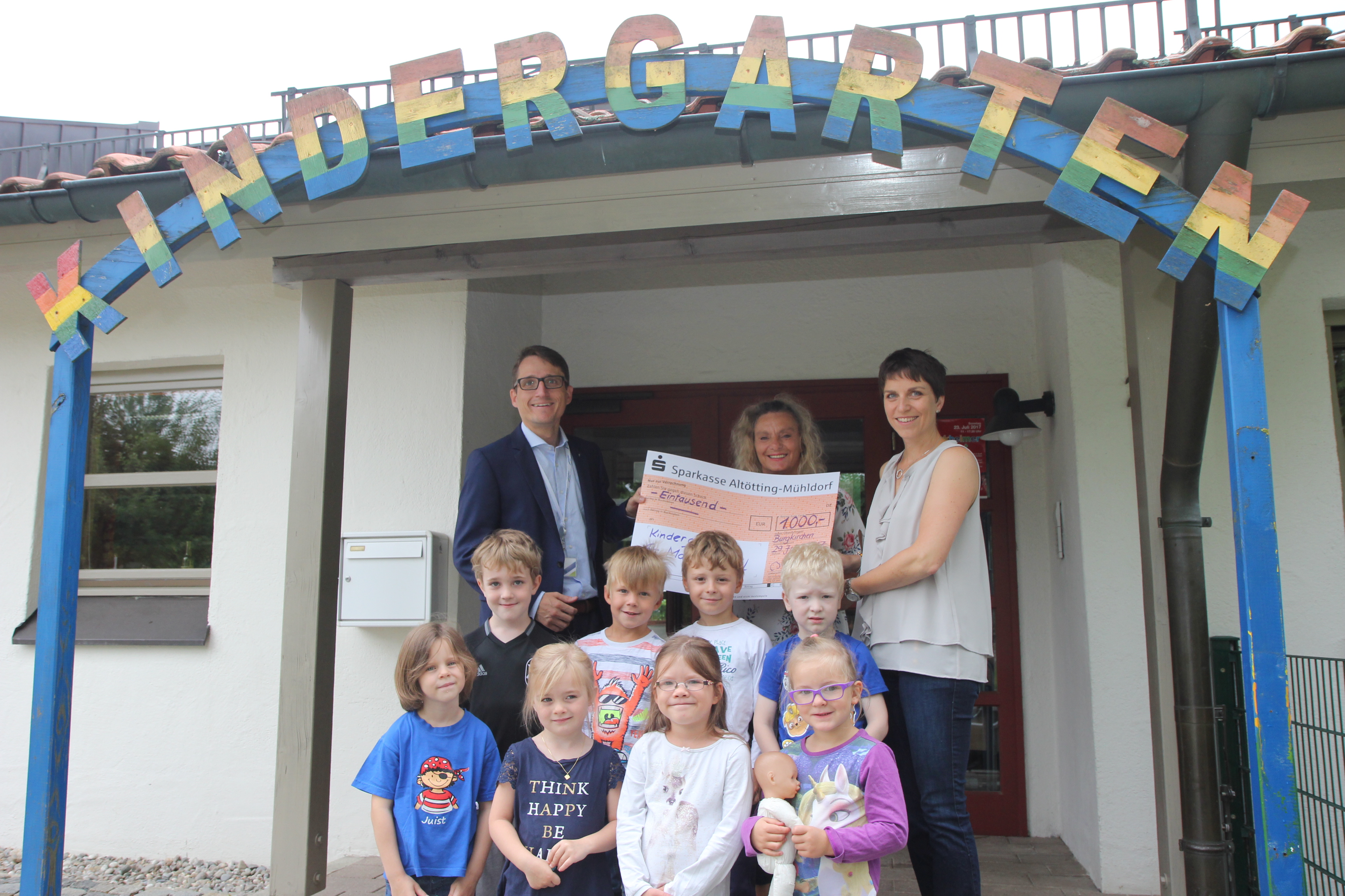 Bild von Scheckübergabe an den Kindergarten St. Martin