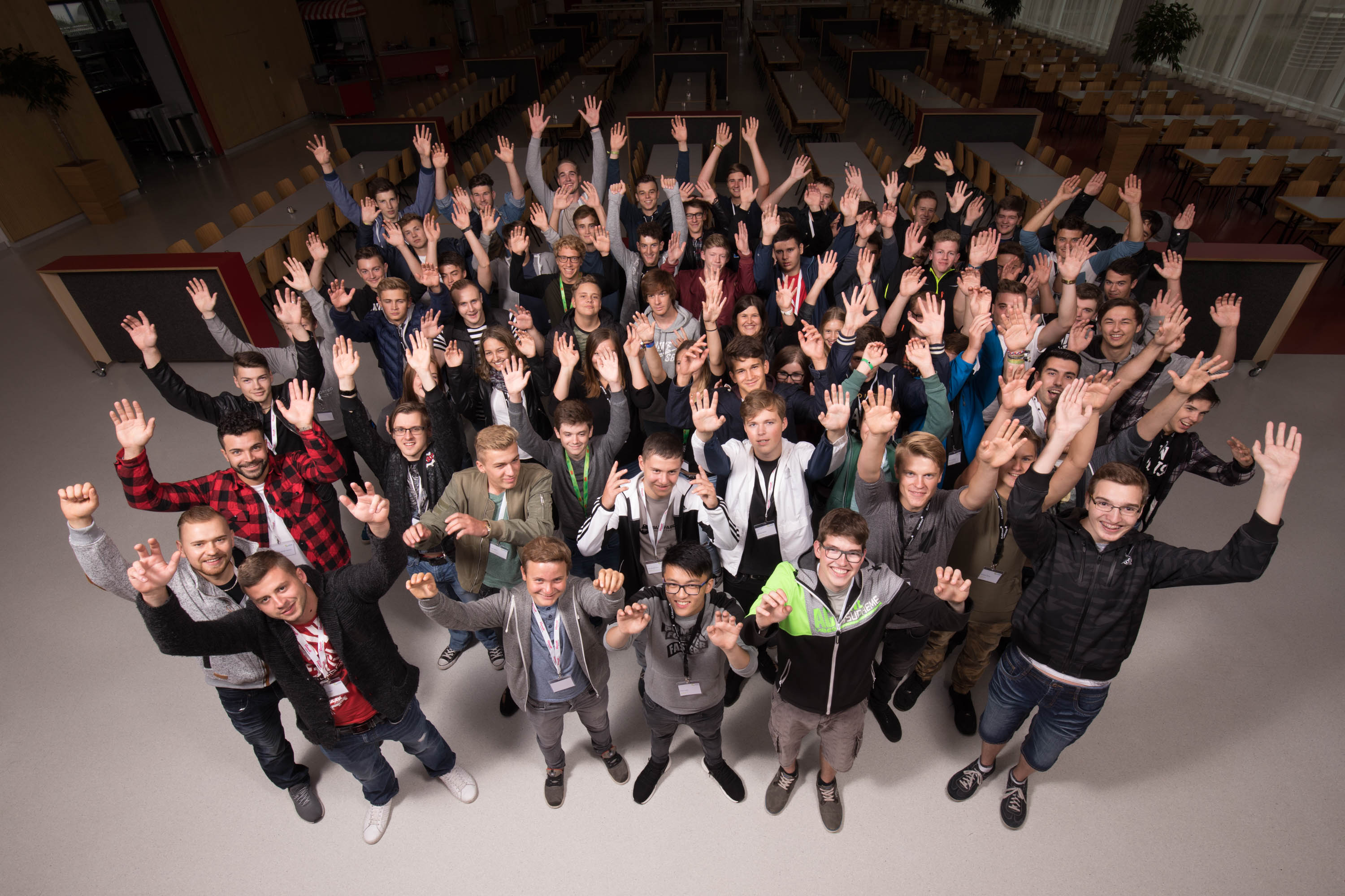 Bild von neuen Azubis die im Chemiepark GENDORF ihren Berufseinstieg starten