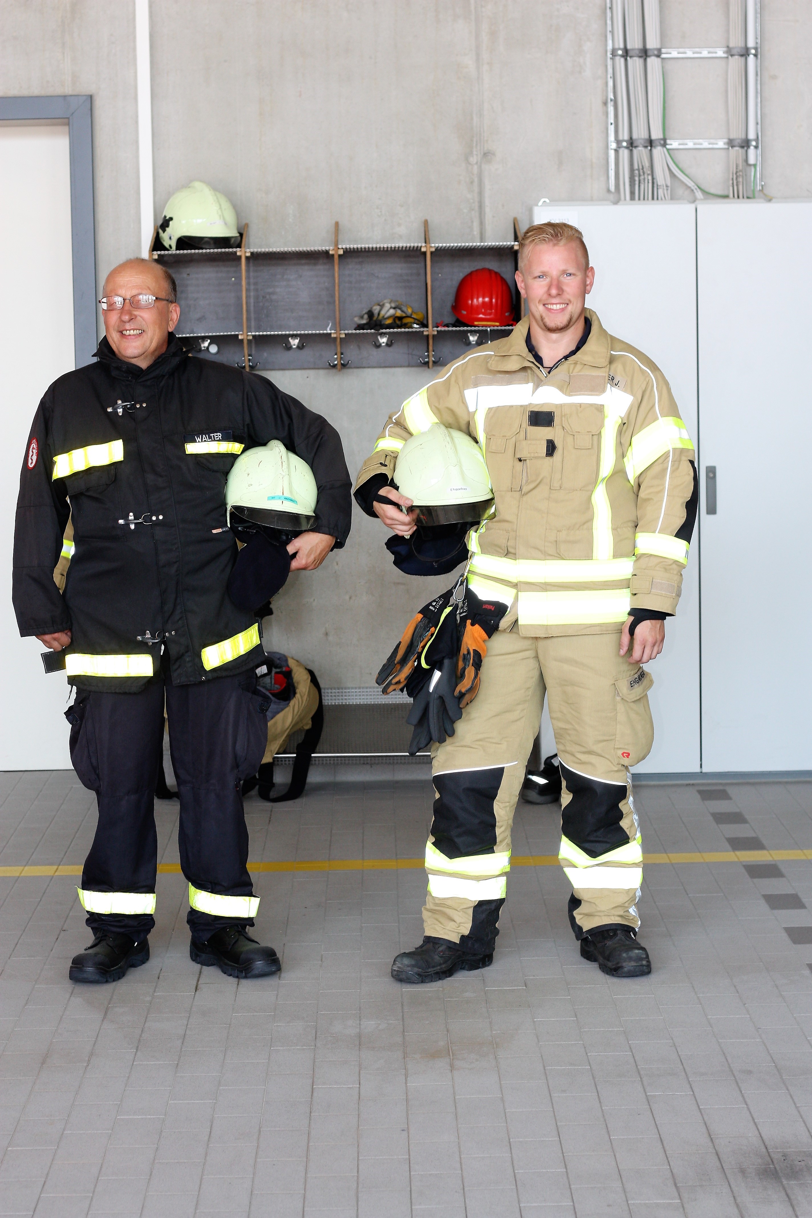 Bild von ISG-Werkfeuerwehr-Spzialisten Wolfgang Walter (l.) mit alter Berufsbekleidung, Johannes Ehgartner in neuer Montur