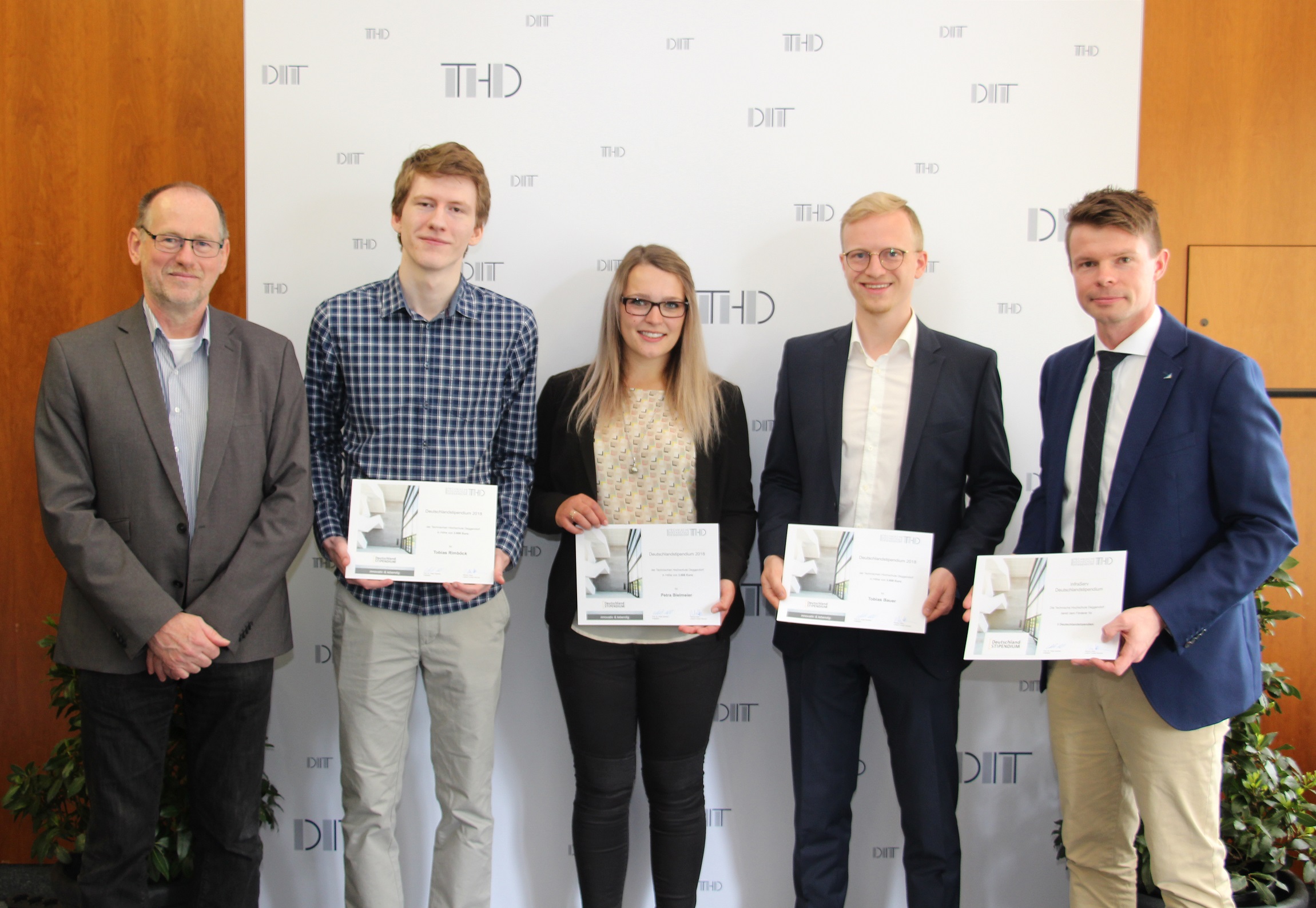 Bild von Studenten der Elektro- und Informationstechnik, Umweltingenieurwesen und Bauingenieurwesen mit Deutschlandstipendien